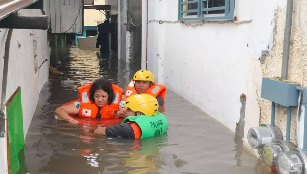 Army rescues QC, Malabon flood victims